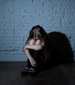 O mamă s-a filmat în timp ce își bătea fetița, ca să demonstreze că nu o iubește