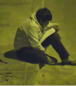 Jos pălăria! Acest băiețel a fost surprins făcându-și temele la lumina unui stâlp. Ce reacții a provocat