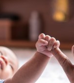 Reportaj NYT: un bebeluș român, cel mai mic copil luat de lângă părinți la granița cu Mexic