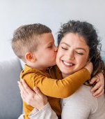 Studiu: mamele se simt mai bine în pielea lor decât femeile fără copii