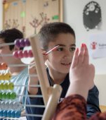 Ziua Mondială a Refugiatului: Salvați Copiii solicită autorităților oferirea unor servicii integrate de asistență pentru copiii solicitanți de azil încă din prima zi în România