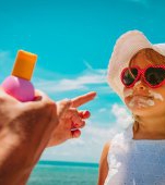 Medic dermatolog: copiii trebuie învățați că pălăria și tricoul sunt obligatorii la soare