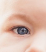 O mamă este atacată pe internet pentru că îi pensează sprâncenele bebelușului ei