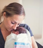 Un bebeluș a paralizat imediat după naștere. Părinții acuză medicii de la maternitatea privată