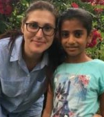 Mama adoptivă a Sorinei: fetița ne povestește cum asistenta maternală îi dădea să guste bere ei și celeilalte fetițe