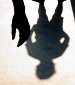 Un nou caz de violență domestică șochează România. Un băiețel de 6 ani, ținut în lanțuri și bătut de tată