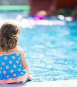Atenție! Parazitul care supravietuiește în apa din piscină și care poate afecta copiii și gravidele