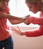 STUDIU îngrijorător: 1 din 2 părinți români crede că lovirea copilului e pentru binele lui