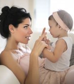 6 greșeli pe care le faci când îi vorbești bebelușului tău