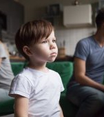 Studiu: copiii cu părinți deprimați au mai puțini prieteni. Cum este posibil
