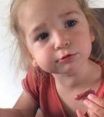 O mamă își hrănește copilul numai cu carne crudă, fără legume. Motivul te va face să te enervezi!