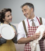 3 strategii care îți vor face soțul să spele vasele în fiecare seară
