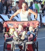 O mamă a terminat un maraton împingând un cărucior cu cei trei copii ai ei