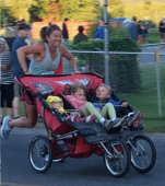 O mamă a terminat un maraton împingând un cărucior cu cei trei copii ai ei