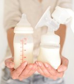 O mamă este hărțuită de vecina ei pentru a-i da lapte de sân, pentru că ea nu își mai poate alăpta bebelușul