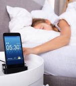 Cum îți pui în pericol copilul dacă doarme cu telefonul în cameră
