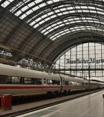 O nouă tragedie șochează lumea! Un copil a murit, după ce a fost împins în fața trenului