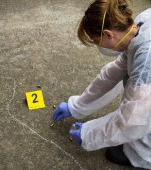 O mamă moare împușcată, apărându-și fiica de agresori