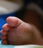 Un nou născut moare după ce mama lui este forțată să nască în picioare
