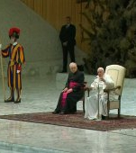 VIDEO: Reacția înduioșătoare pe care Papa Francisc a avut-o când o fetiță a urcat pe scenă și a început să se joace