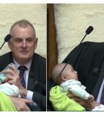 Un politician își hrănește bebelușul de 6 săptămâni în plină dezbatere politică în Parlament