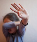 Fetiță abuzată sexual de 6 bărbați când mergea la toaletă! Violatorii sunt oameni influenți și vor scăpa nepedepsiți!