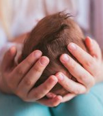 Fotografia virală a unui bebeluș care s-a născut cu steriletul mamei sale pe cap