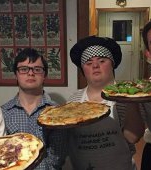 Cea mai emoționantă lecție de viață: 4 prieteni cu sindrom Down și-au deschis o pizzerie
