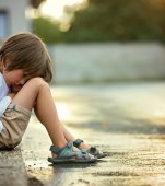 Un copil de 4 ani a fugit de acasă pentru că părinții se certau. A fost găsit de poliție rătăcind pe străzi