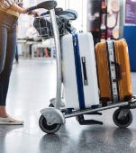 O femeie a fost prinsă în aeroport cu un bebeluș în bagajul de mână