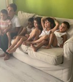 EMOȚIONANT! O femeie a salvat o mamă cu cinci copii, care dormeau pe asfalt, lângă stația de metrou