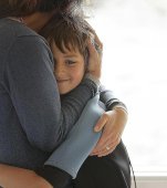 Vrei un copil sănătos emoțional? Trebuie să îi oferi 12 imbrățișări pe zi
