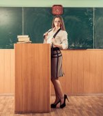 Scandal-monstru la școală! O profesoară organiza orgii și abuza elevii