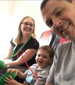 O mămică pe aeroport avea un lanț verde în jurul gâtului, iar ea și copilul ei au fost tratați cu PRIORITATE! De ce s-a întâmplat asta