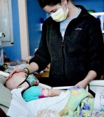 Te vad în fiecare noapte și nu mai pot să tac! Ce spune mama unui copil de 2 ani bolnav de cancer asistentei care o îngrijește