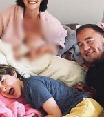 Alanis Morissette dărâma mitul mamei-vedetă! Cum își alăptează bebelușul, în timp ce are grijă și de ceilalți copii ai ei