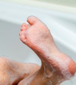 Șocant! O mamă se filmează în timp ce încearcă să își înece propriul copil