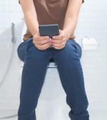 Boala gravă care se poate declanșa dacă folosești telefonul când stai pe toaletă