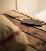 Nu mai lăsați telefoanele la încărcat pe pat! O fată a murit pentru că telefonul a explodat lângă ea