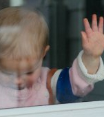 Momentul șocant când un preșcolar este filmat iesind pe marginea unei ferestre