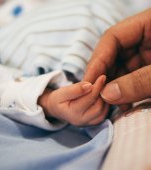 Un bebeluș a murit după ce părinții l-au culcat între ei