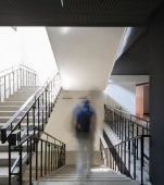 Joaca la școală a ucis un copil! A căzut printre balustradele scărilor