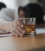 Directorul unui liceu din Calafat vine băut la ore. Uneori, elevii îl adună de pe jos