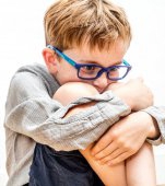 Elev bolnav din Iași, pus în genunchi de o învățătoare care era, de fapt, o vânzătoare angajată fără testare