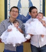 Un cuplu gay a adoptat un bebeluș cu HIV refuzat de 10 familii
