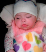 Un cuplu gay a adoptat un bebeluș cu HIV refuzat de 10 familii