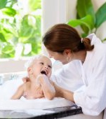 O mamă a surprins un hoț în casă când încerca să îi facă baie fetiței ei de 2 ani