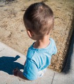 O mamă vrea să-și transforme băiețelul în fetiță și a ajuns la proces cu tatăl