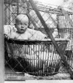 Cușca pentru copii sau cum erau scoși la aer micuții, în vechime