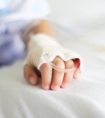 Drama copilului de 3 ani din Ibănești, cu arsuri grave, plimbat prin spitalele din toată țara